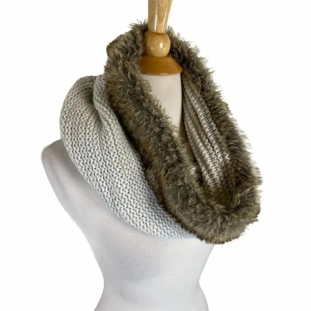 Oatmeal/Heather faux fur infinity knit scarf